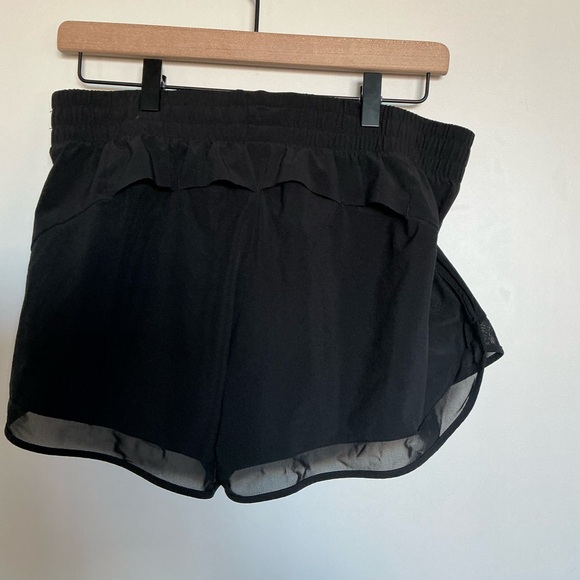 Pre-loved Athleta 4in Mesh Racer Short in Black - Size M - Picture 1 of 5